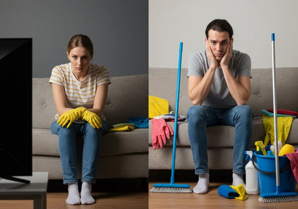 Person gelähmt auf dem Sofa neben Hausarbeiten